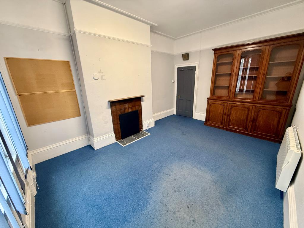 Lot: 44461 - ATTRACTIVE PERIOD BUILDING WITH POTENTIAL - First floor